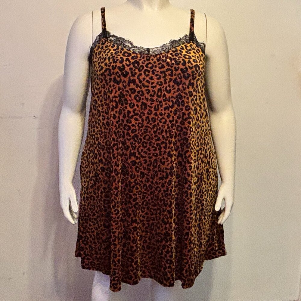 Hot Topic Plus 2X Velvet Leopard Print Dress With Lace at Front Neckline NWT